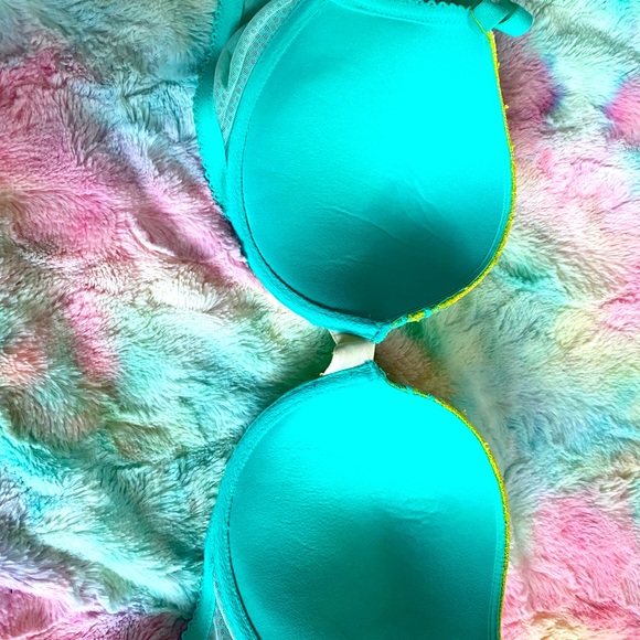 Victoria Secret. Very sexy push up. 34DD - Picture 2 of 3